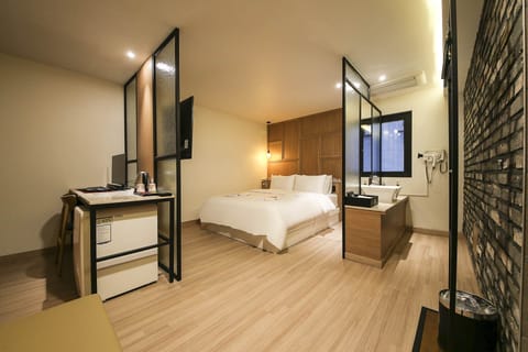 Deluxe Room | Individually decorated, individually furnished, desk, soundproofing