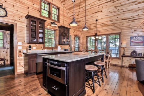 Beautiful spacious kitchen to make meal prepping a breeze.
