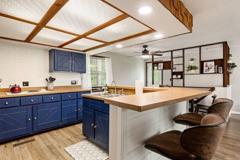Large kitchen area that is fully stocked for your family dinners.