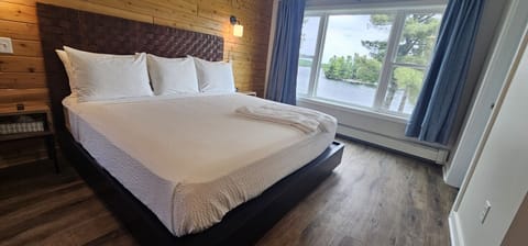 King Bed- w/Lake Views