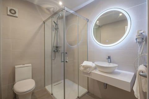Premium Double Room | Bathroom | Shower, towels, soap, shampoo