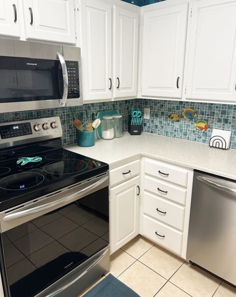 Full size stainless steel appliances