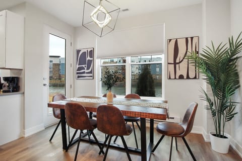 Family Apartment, Multiple Beds, Lake View | Dining room