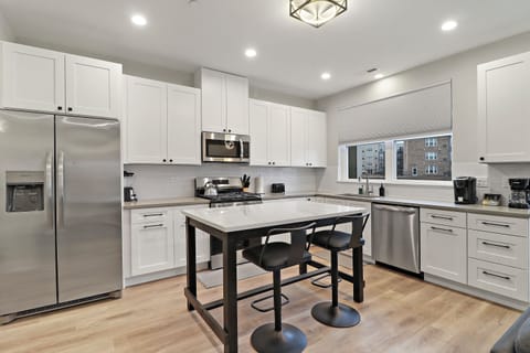 Family Apartment, Multiple Beds, Lake View | Private kitchen | Fridge, microwave, oven, stovetop