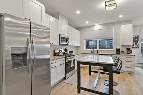 Family Apartment, Multiple Beds, Lake View | Private kitchen | Fridge, microwave, oven, stovetop