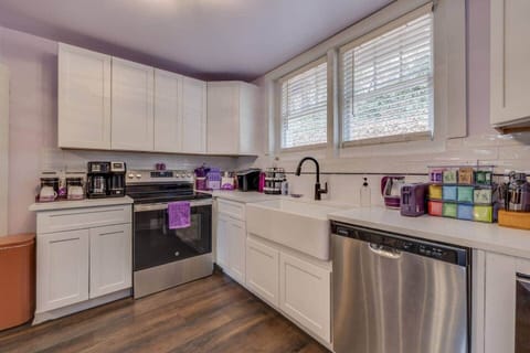 This fully equipped kitchen has everything you need to cook or just make yourself at home.