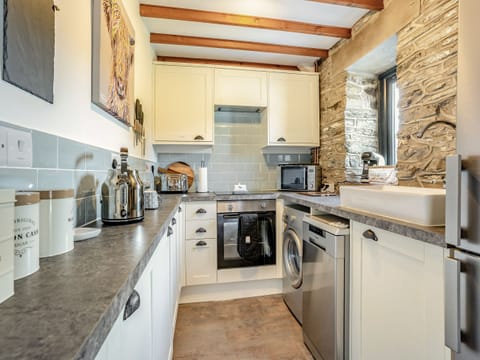 Kitchen | The Old Cowsheds 2 - Shippon - Gaer Cottages, Cribyn, Lampeter