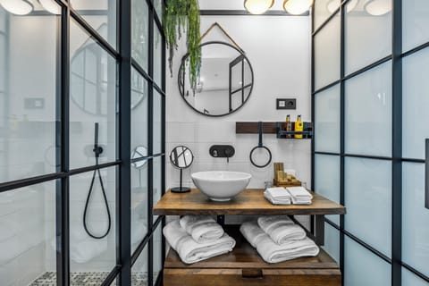 Deluxe Double Room | Bathroom | Shower, free toiletries, hair dryer, slippers