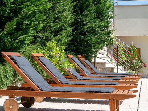 Shrub, Garden, Shade, Lawn, Outdoor Furniture, Backyard, Landscaping, Yard, Estate, Chair