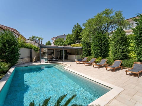 Shrub, Garden, Shade, Lawn, Outdoor Furniture, Backyard, Landscaping, Yard, Estate, Chair