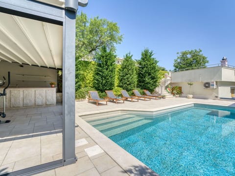 Shrub, Garden, Shade, Lawn, Outdoor Furniture, Backyard, Landscaping, Yard, Estate, Chair