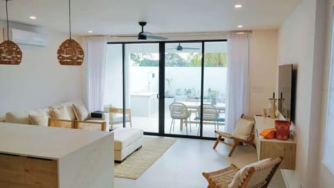 New Luxury 3BR Villa with Private Pool & Bath Tub, Just a 3-Min Walk to the Turquoise waters of Reeds Bay Beach!