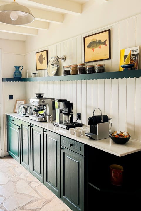 Cuisine - La cuisine est équipée de machines à café Sage, Nespresso et Moccamaster, pour savourer un espresso, un lungo ou un café filtre selon vos envies du matin.