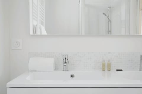 Superior Double Room, Ocean View | Bathroom | Shower, towels, soap, shampoo