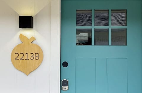 {Safety & Security} Deadbolt & Exclusive door code (we don`t reuse codes), deadbolt, cameras at property entrances