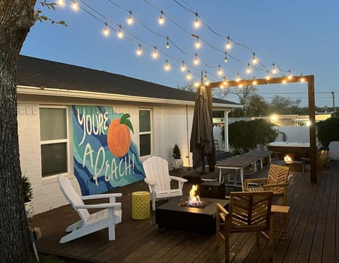 {Courtyard} 2 gas fire pits ~ propane provided