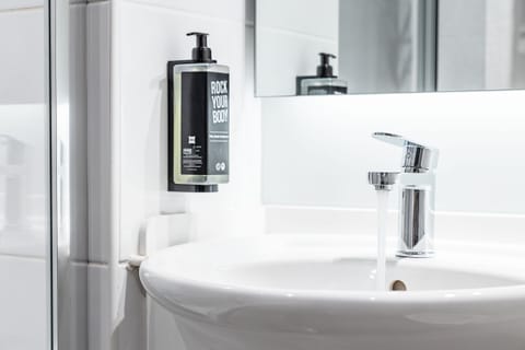 Combined shower/tub, eco-friendly toiletries, hair dryer, towels