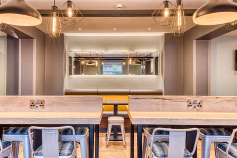 Breakfast (GBP 13.99 per person)