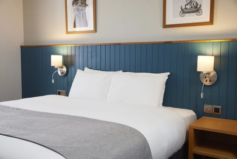 Double Room | Desk, iron/ironing board, free WiFi, bed sheets