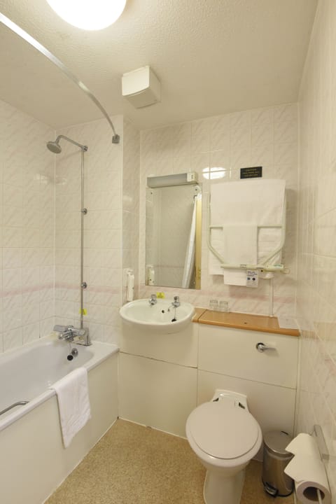 Combined shower/tub, free toiletries, hair dryer, towels