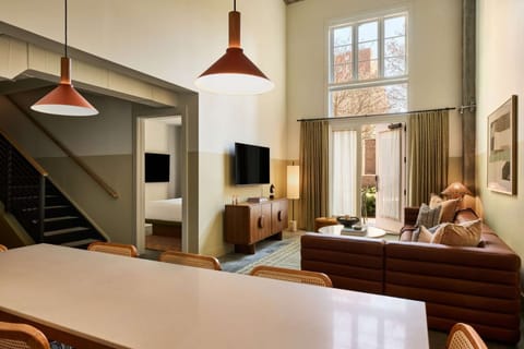 Deluxe 4 Bedroom Suite - Living area