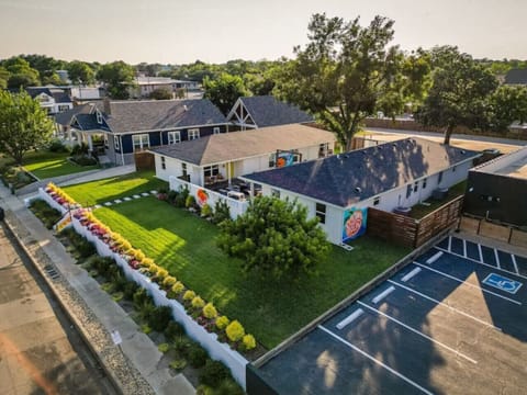 {Neighborhood} Charming quadplex w/ inviting outdoor space in Uptown Waco