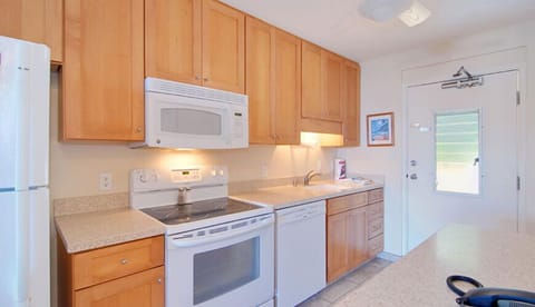 Basic Studio, Kitchenette, Garden/Poolside View (No Ocean View) | Private kitchen | Full-size fridge, microwave, oven, stovetop