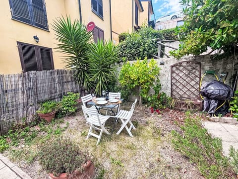 Shrub, Flowerpot, Garden, Groundcover, Backyard, Houseplant, Yard, Flagstone, Courtyard