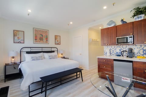 King Bed Studio, full tiled bath. Full Remodel 2025