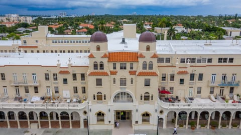 Great location, a block and half from the beach. 