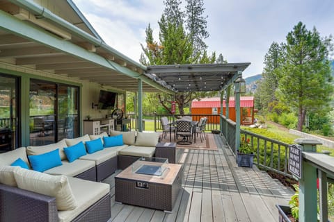 Junction City Vacation Rental | 4BR | 3BA | 1,900 Sq Ft | Steps Required