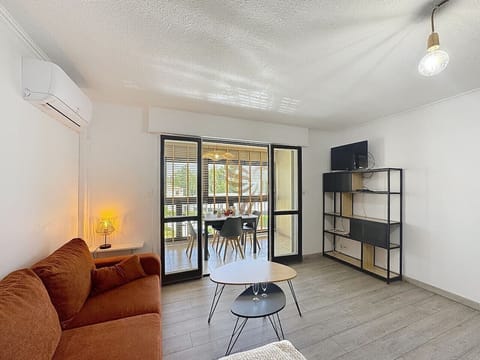 La véranda invite à profiter d`un repas en plein air avec une vue dégagée. La lumière naturelle amplifie l`ambiance chaleureuse de cet espace moderne et fonctionnel.