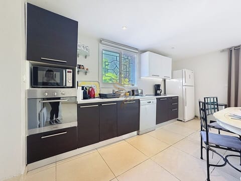 Avec ses appareils modernes et un coin repas convivial, la cuisine est idéale pour préparer des repas gourmands. Les nombreux placards assurent un espace de rangement pratique et discret.