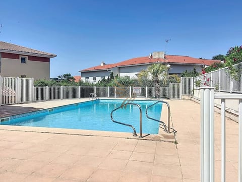 Piscine sécurisée avec large plage ensoleillée pour vos moments de détente.