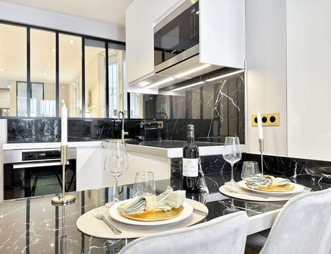 Superior Apartment | Private kitchen | Espresso maker, electric kettle, toaster, freezer
