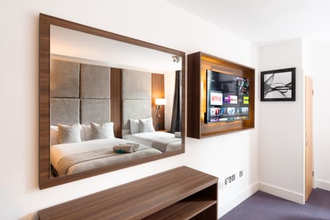 Premium Suite, Ensuite | Desk, laptop workspace, soundproofing, iron/ironing board