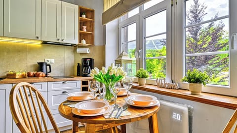 Apartment (2/6) | Private kitchen | Fridge, stovetop, electric kettle, cookware/dishes/utensils