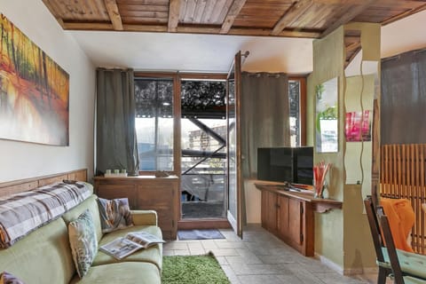 Family Apartment, Multiple Bedrooms (Appartamento My Home) | Living area | 21-inch TV with cable channels