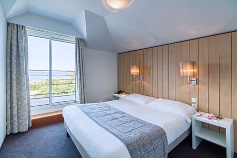 Junior Suite, Sea View (or Side Sea View) | In-room safe, soundproofing, free WiFi, bed sheets