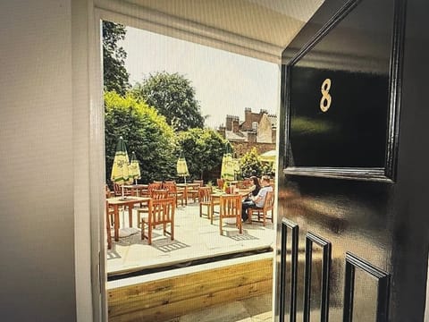 Standard Double Room, Non Smoking, Ensuite | Individually decorated, individually furnished, desk, iron/ironing board