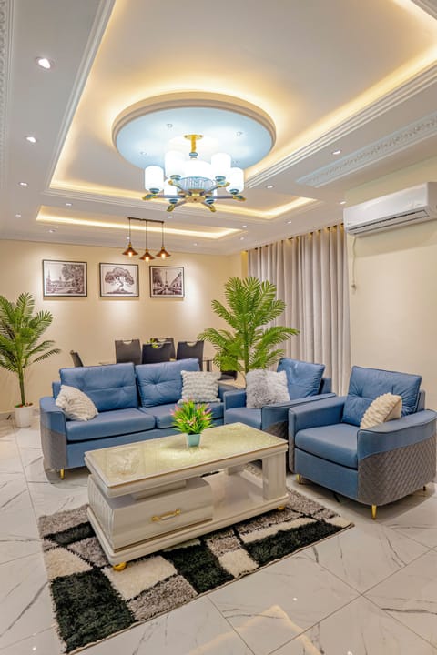 Executive Suite, Balcony, City View | Living area