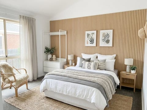 Gorgeous sunlit room garden views.
Reclining Queen size bed and Tempur mattress.