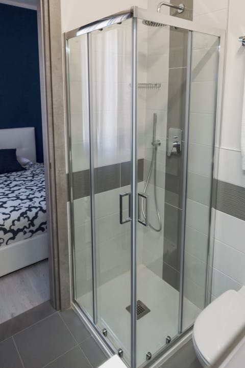 Single Room, 1 Large Twin Bed | Bathroom | Shower, hair dryer, towels, soap