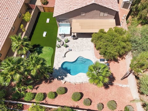 ★ Backyard: Heated Pool, hot tub, putting green, BBQ