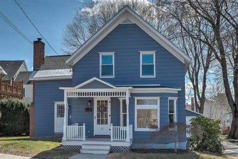Charming facade with charming porch - Your perfect getaway awaits in Keene!
