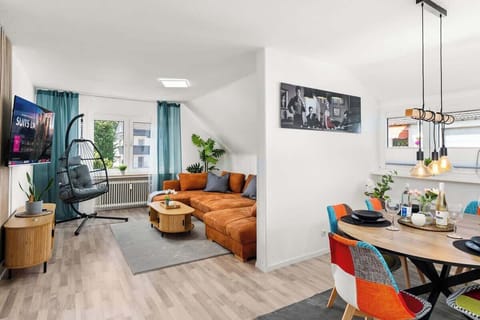 Der großzügige Wohn- und Essbereich mit ausreichend Platz für 6 Personen. Die XXL Couch und der gemütliche Hängesessel laden zum Entspannen ein.