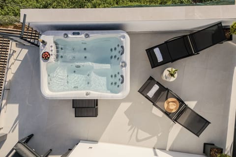 Private spa tub