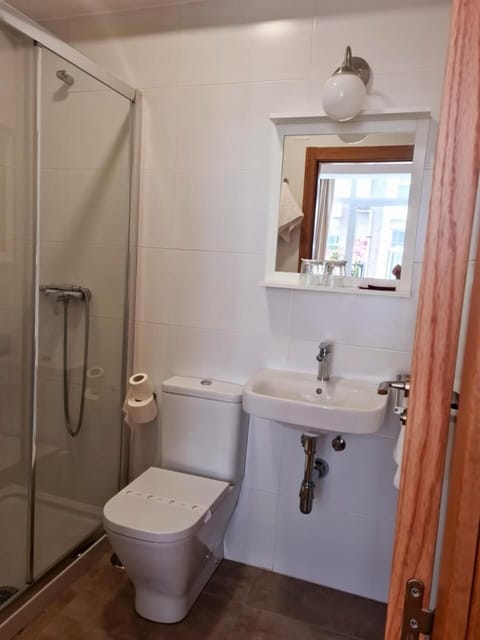 Combined shower/tub, free toiletries, hair dryer, towels