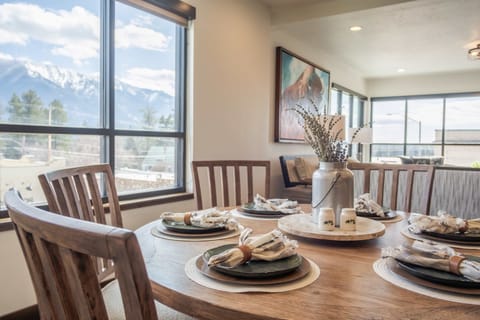 Condo, Multiple Beds, Kitchen, Mountain View (Downtown Penthouse ) | Dining