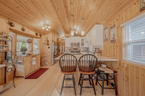 Cabin, Multiple Beds, Patio, Mountain View (Eagles Nest Cabin) | Dining
